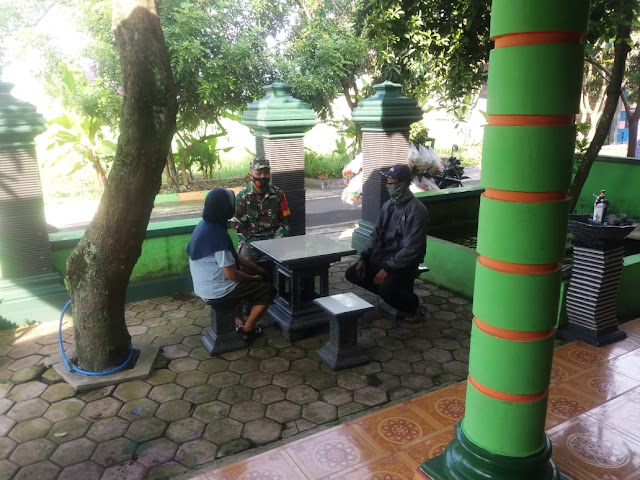 Melalui Komsos Babinsa Taraman Himbau Warga Untuk Jaga Kesehatan Melalui Komsos Babinsa Taraman Himbau Warga Untuk Jaga Kesehatan