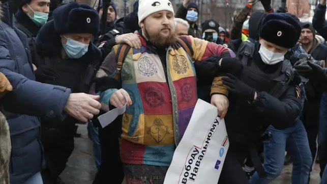 Anti-Putin Protesters Arrested Across Russia in Sub-Zero Temperatures