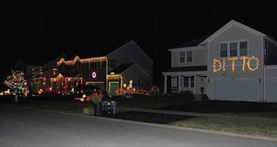 Witzige Weihnachtsbeleuchtung am Haus - Faulheit siegt Witzige Weihnachtsbeleuchtung am Haus - Faulheit siegt