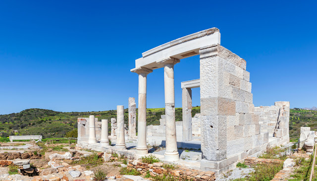 Ο αρχαίος Ελληνικός ναός με το λευκό μάρμαρο που κατασκευάστηκε έναν αιώνα πριν τον Παρθενώνα