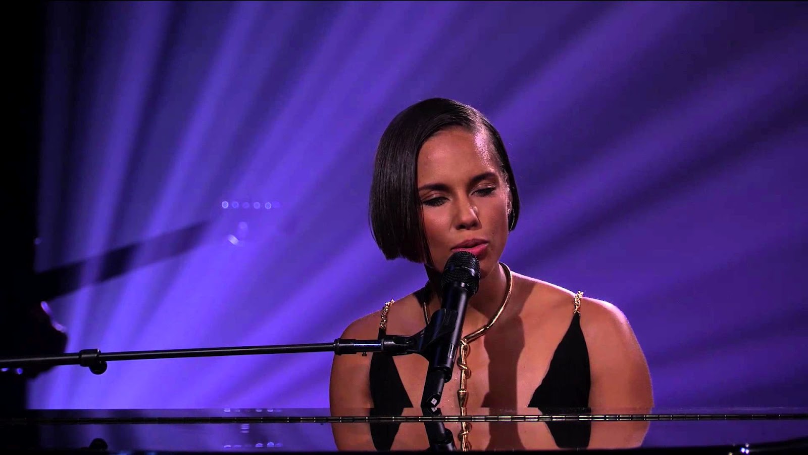 http://1.bp.blogspot.com/-l2M9s5VII5Y/UGzSEHeAZzI/AAAAAAAADdE/UZGXKvF6Hro/s1600/alicia-keys-debuts-new-song-at-itunes-festival.jpeg