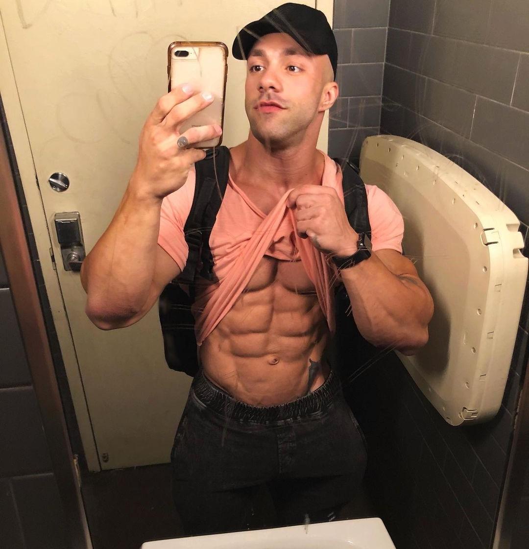 naughty-muscular-shirtless-brazilian-young-bodybuilder-lucas-fiuza-sexy-abs-bathroom-fun-selfie