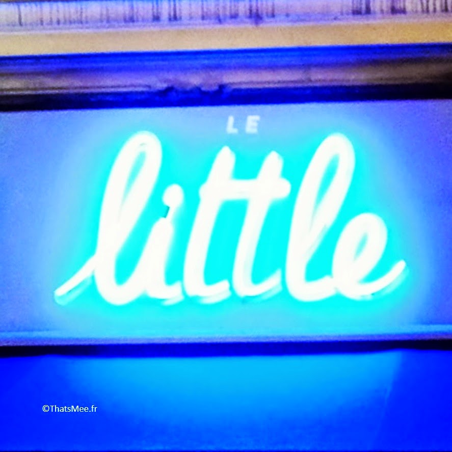 néon bleu Little bar à cocktails et bières Le Little République Paris 