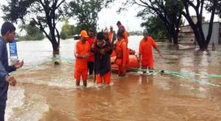 देश के कई हिस्सों में बाढ़ का कहर, पूरब से लेकर दक्षिण भारत तक भारी बारिश से तबाह 