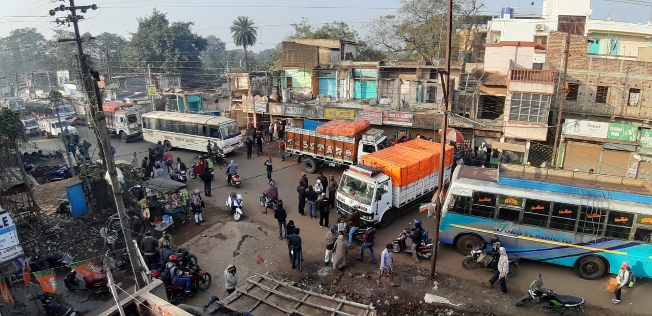 শহরের মধ্যেই দিনের পর দিন লুট, সাত সকালেই অবরোধে খড়গপুর, জনতার চাপে উদ্ধার লুটের দ্রব্য অধরা লুটেরা 1 শহরের মধ্যেই দিনের পর দিন লুট, সাত সকালেই অবরোধে খড়গপুর, জনতার চাপে উদ্ধার লুটের দ্রব্য অধরা লুটেরা