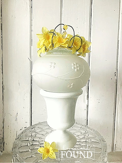 DIY,jewelry,junking,junk makeover,original designs,Mother's Day,re-purposing,seashells,trash to treasure,up-cycling,vintage,spring,flowers,daffodils,daffodil crown,crowns,tiaras,Junk Queen crowns,spring decor,spring gifts,birthday crown, spring crown.