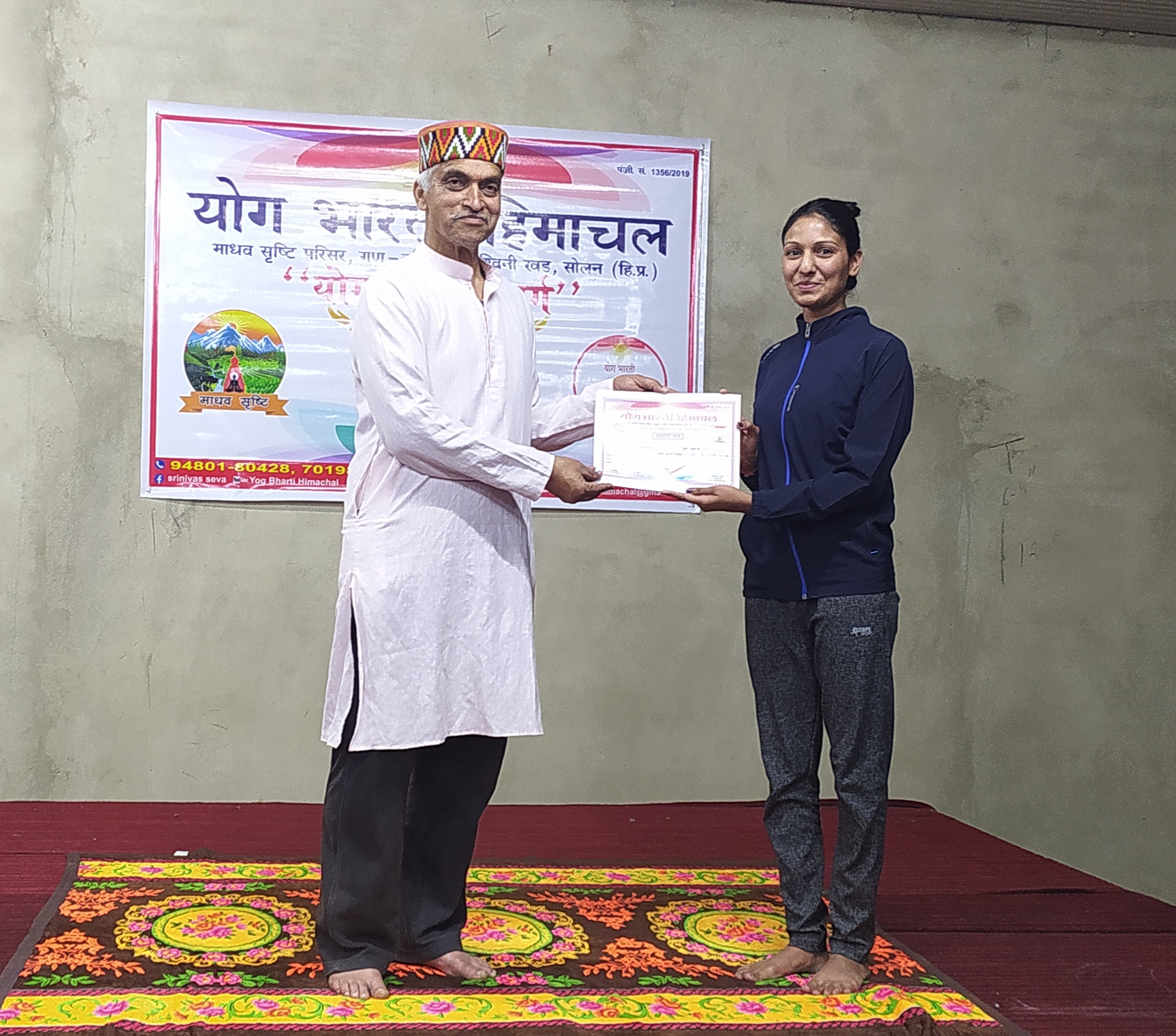 Priyanka goyal_Recieving certificate by Mr. Srinivas Murthy ji, Founder of Yoga Bharti