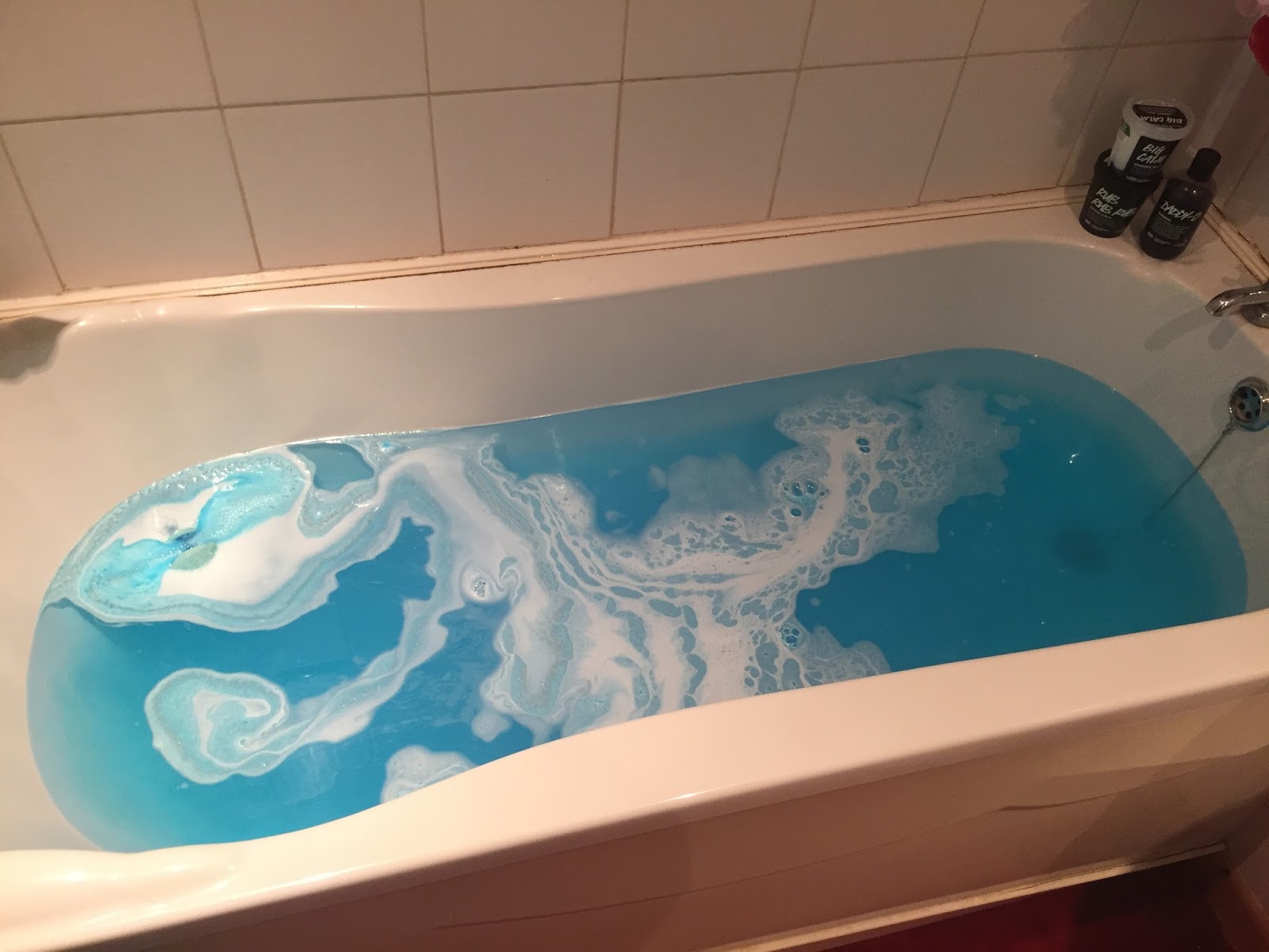 The Powderpuff Room Frozen Bath Bomb Lush Review