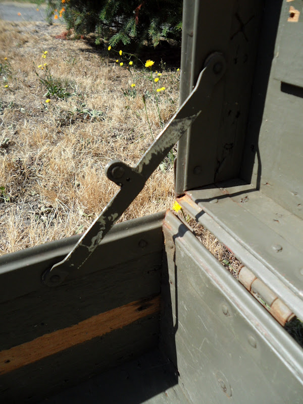 Four Bees: SCR-625-C Mine Detector Box, US Signal Corps WW2