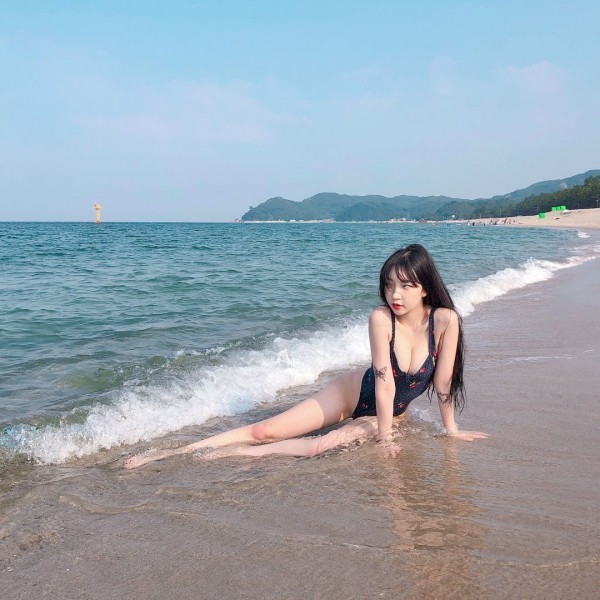 한적한 바닷가에서 나홀로 수영복