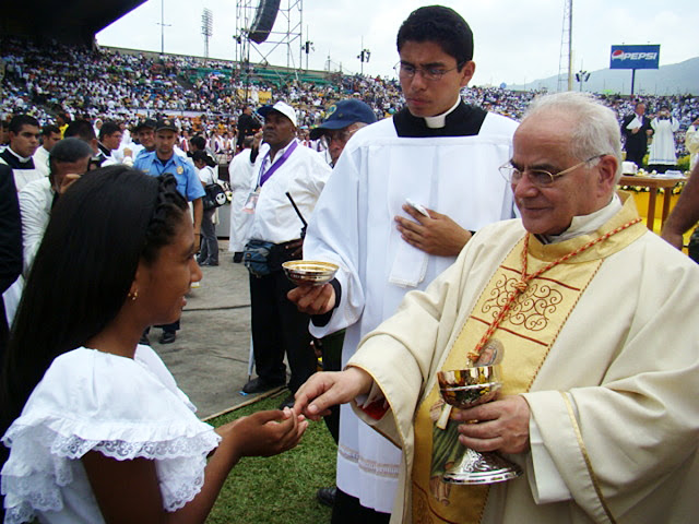 Cardenal Saraiva Martins entrega la Comunión a la niña Milagros del Valle Candelaria