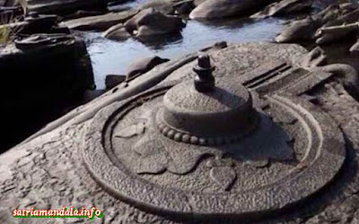 Batu Misterius Dengan Ukiran di Sungai Shalmala India