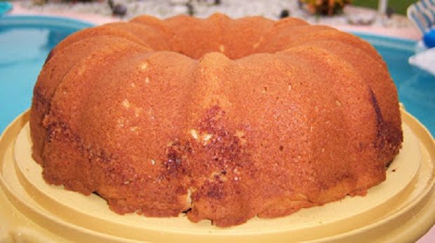 This is a sour cream coffee cake filled with nuts and cinnamon vintage 1970s style bundt pan cake