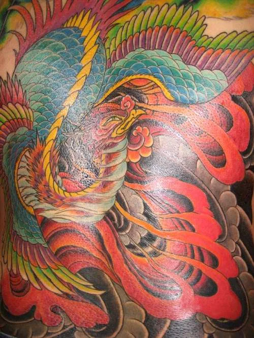 tatuaje de Ave Fenix En Mujer