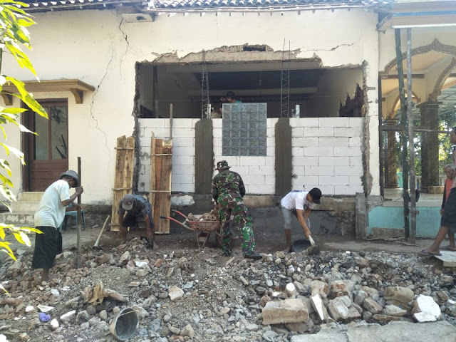 Babinsa Bantu Warga Renovasi Masjid di Desa Binaan Babinsa Bantu Warga Renovasi Masjid di Desa Binaan