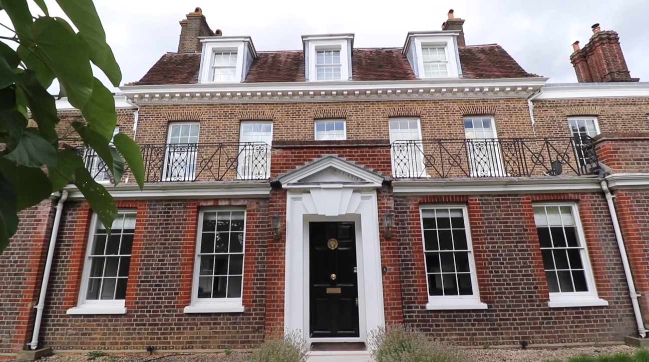 16 Photos vs. Hampton Court Road, East Molesey, Richmond UK Mansion Interior Design Tour