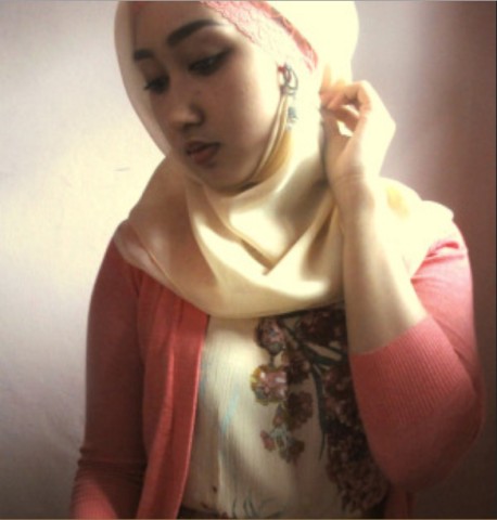 Bikin Heboh Netizen!!! Foto Wanita BerJilbab Ini Tidak Pakai Celana