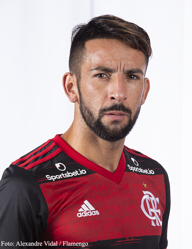 Lateral da seleção chilena contratado pelo Flamengo, Isla chega no Rio de  Janeiro - Notícias - Galáticos Online