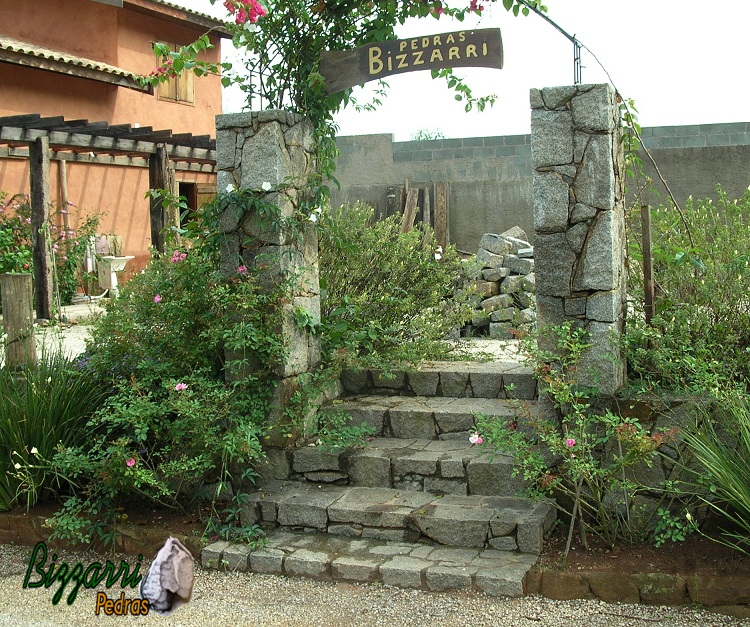 Foto de Degraus De Pedra Natural E Muro De Contenção Plantador E Borda De  Jardim Enquadrando