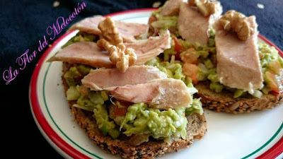 Tostada De Aguacate Y Atún
