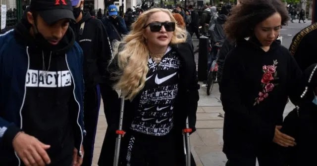 Madonna Ikut Aksi Protes Kasus George Floyd di London Madonna Ikut Aksi Protes Kasus George Floyd di London