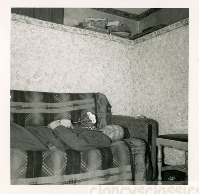 26 Old Snapshots Capture People Napping on Their Couches ~ Vintage Everyday