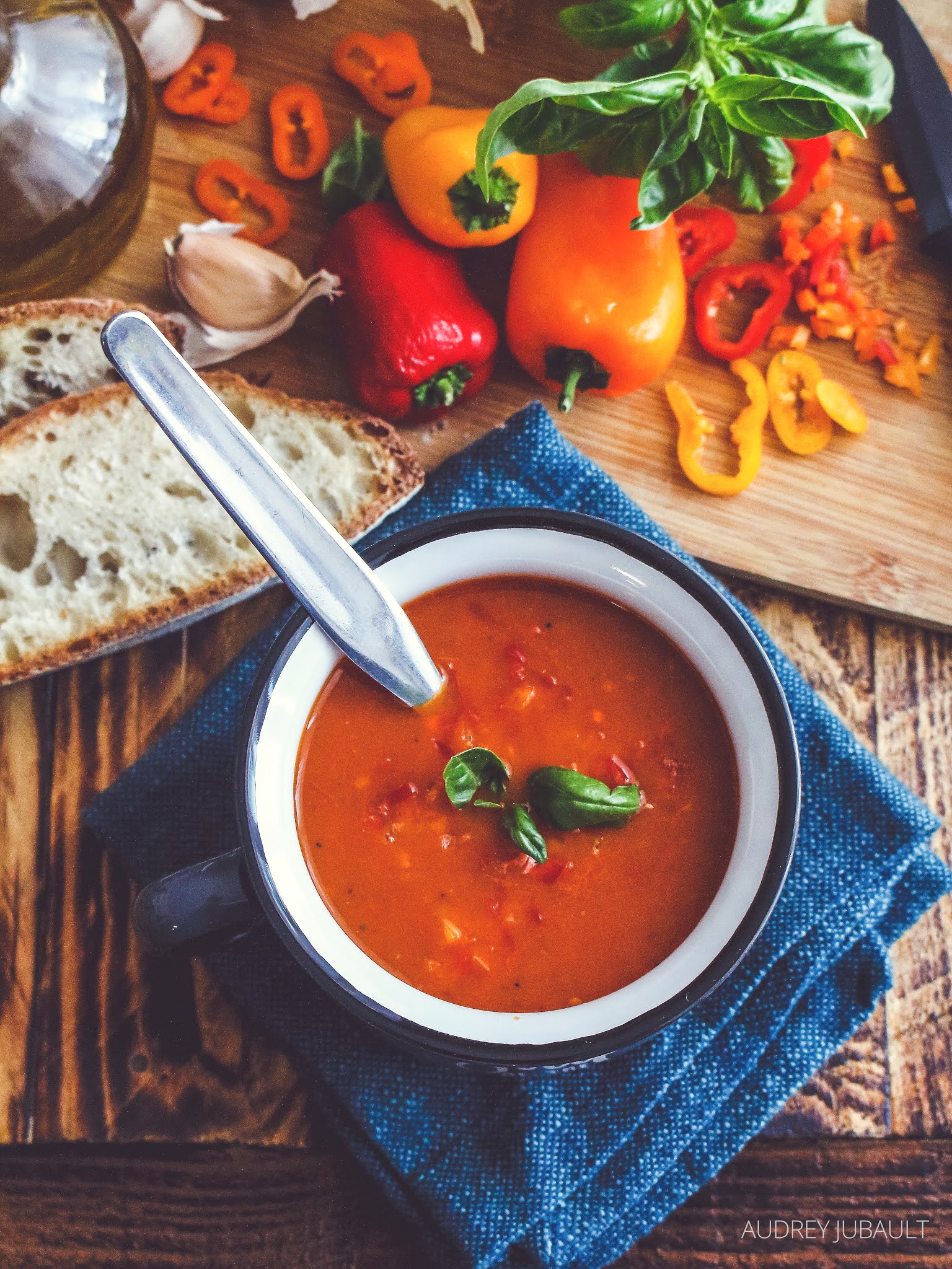 Soupe de tomates, poivrons et basilic / Petit Bec Gourmand