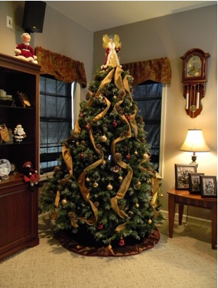 cómo adornar el árbol de navidad bonito, decorar el árbol con cinta que caiga de la punta del árbol hacia abajo