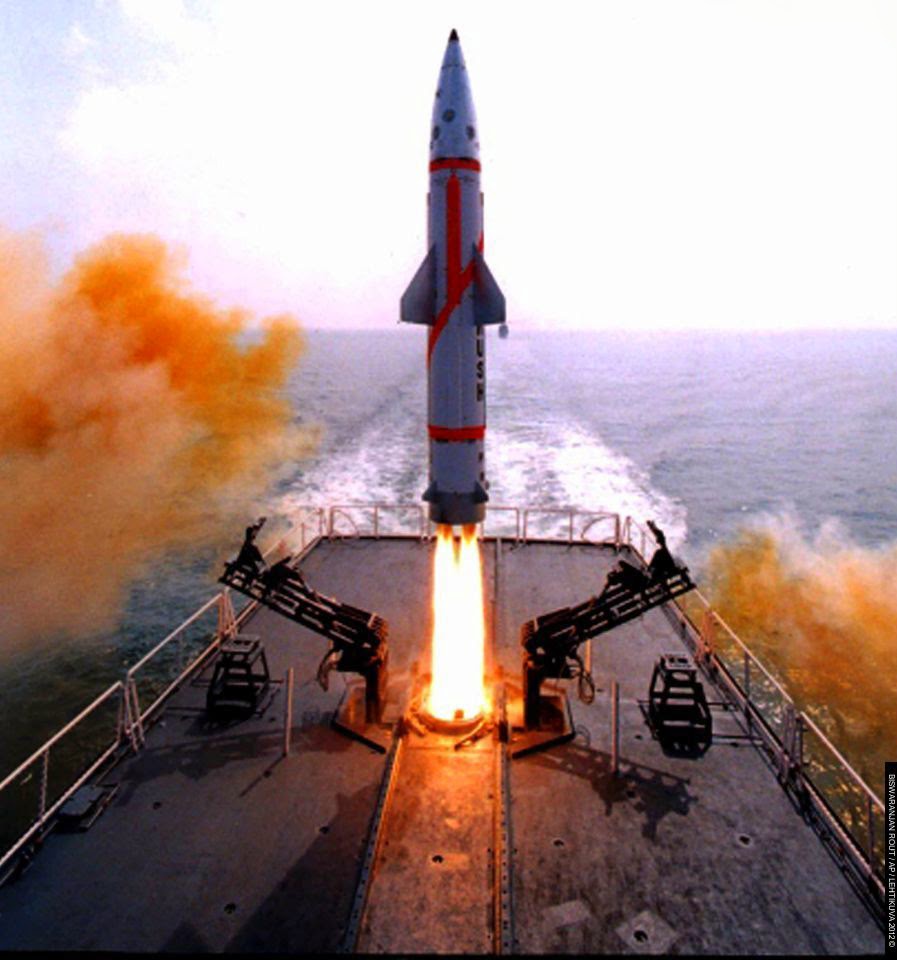 Баллистическая ракета тема. Ракета р-36м2 Воевода. Баллистическая ядерная ракета. Ракета старт. Старт баллистической ракеты.