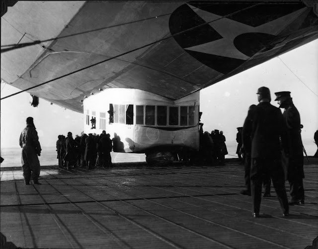 El dirigible USS Los Angeles aterrizando sobre un portaaviones en 1928