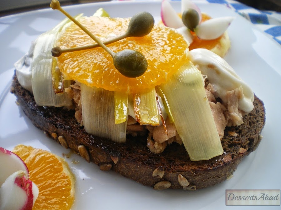 Bocadillo de atún con naranjas y alcaparras