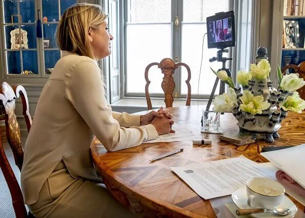 Queen Maxima wore a new silk blouse and trousers from Natan. Queen Maxima wore a new trousers from Massimo Dutti. Cartier gold necklace