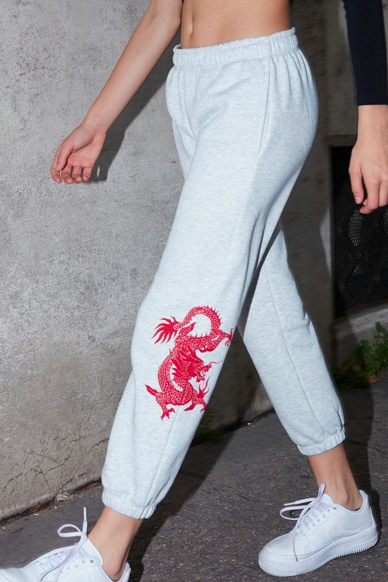 Street Style: Dragon Print Outfit