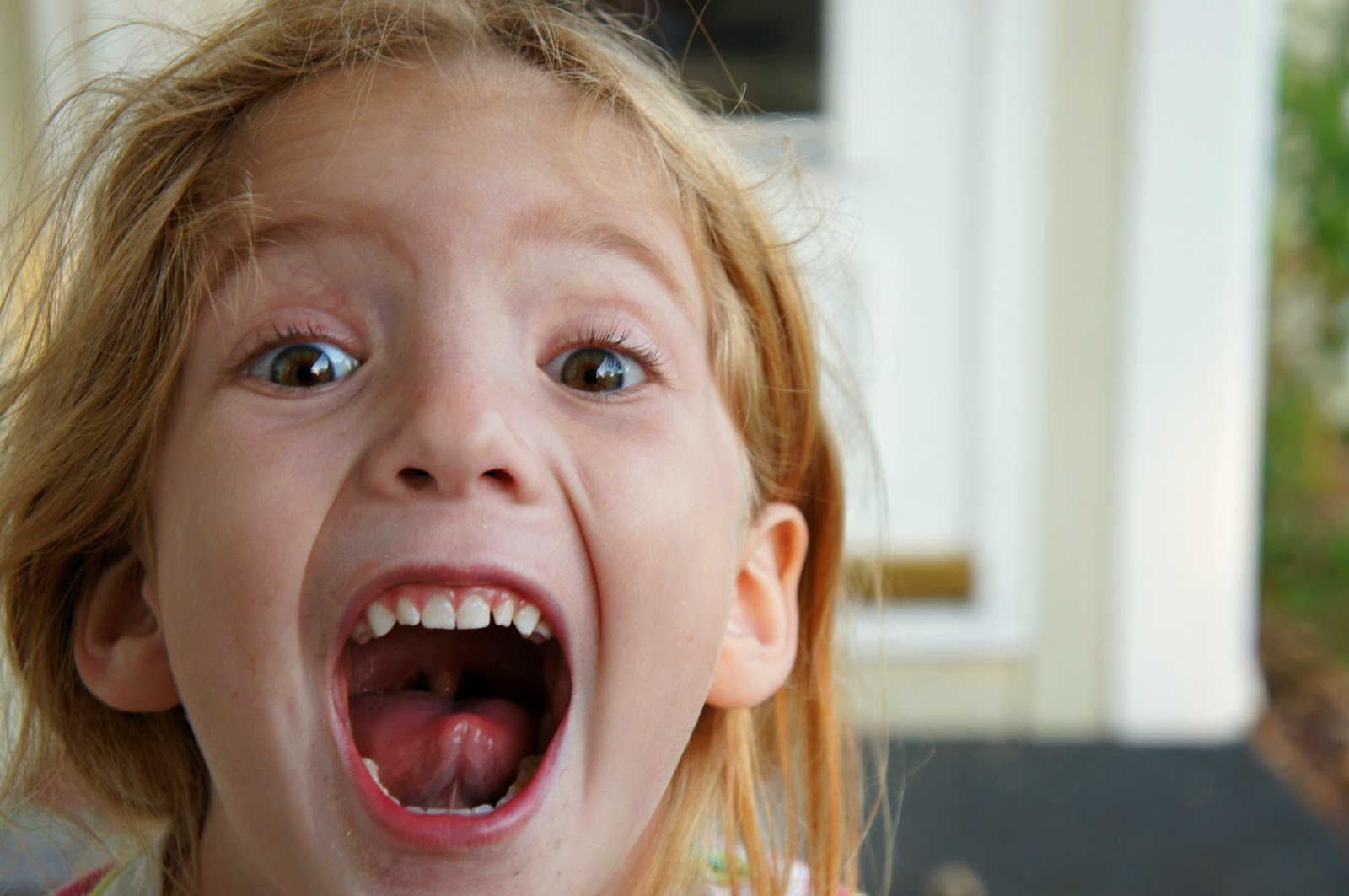 Little throat. Девочка открыла рот. Дети с открытым ртом. Девочка с открытым ртом. Открытый рот девочек.