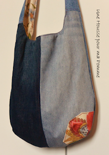 Sac bandoulière fait de pans de pantalons en jeans recyclés (chinés par mes soins), de différents tons, montés façon patchwork, coutures surpiquées de fil rose, bandoulière en jeans, poche extérieure à rabat avec bouton et avec appliqué assorti, entièrement doublé en tissu coton au motif fleuri. Les jeans portés recyclés parfois délavés par le temps apportent cette "petite chose en plus" à cette pièce unique. Dimensions : 35 x 33 x 8 cm, hauteur avec la bandoulière : 83 cm.