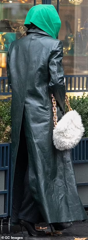 Dua Lipa sorprende con il suo abito mimetico per le strade di Parigi