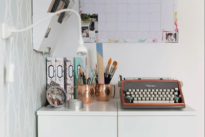 A máquina de escrever é um clássico na decoração vintage. Sem cair na obviedade do home office, coloque o objeto no quarto ou na sala de estar. O peso e as cores fazem do item um elemento chave em qualquer espaço que você o coloque. Complemente com livros interessantes, plantas e baús antigos.