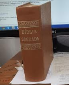 FaFá presidente do Salão do inventor brasileiro no Espírito Santo feliz com a bela bíblia de estudo