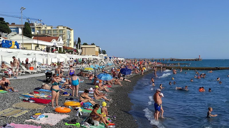 Пляж в курортном городке все