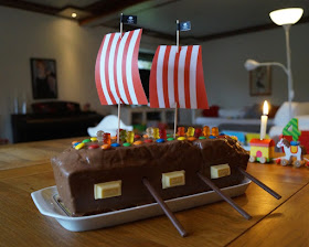 Rezept: Piratenschiff-Kuchen für den maritimen Kindergeburtstag backen. Ein Kuchen in Schiffs-Form ist ein Muss beim Piraten-Geburtstag!