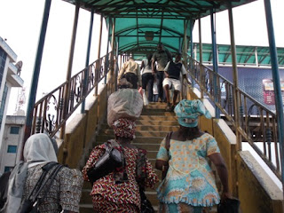 People-climbing-up-the-Onipanu-bridge-in-Lagos.