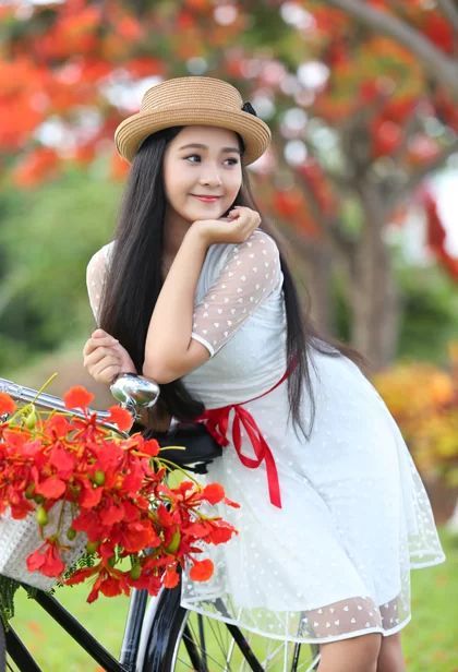 Hoa phượng đỏ là loài hoa có ý nghĩa sâu sắc trong văn hóa Việt Nam. Được ví như biểu tượng cho tình yêu và niềm đam mê, hoa phượng đỏ là lựa chọn hoàn hảo cho những ai yêu màu sắc và cảm xúc.