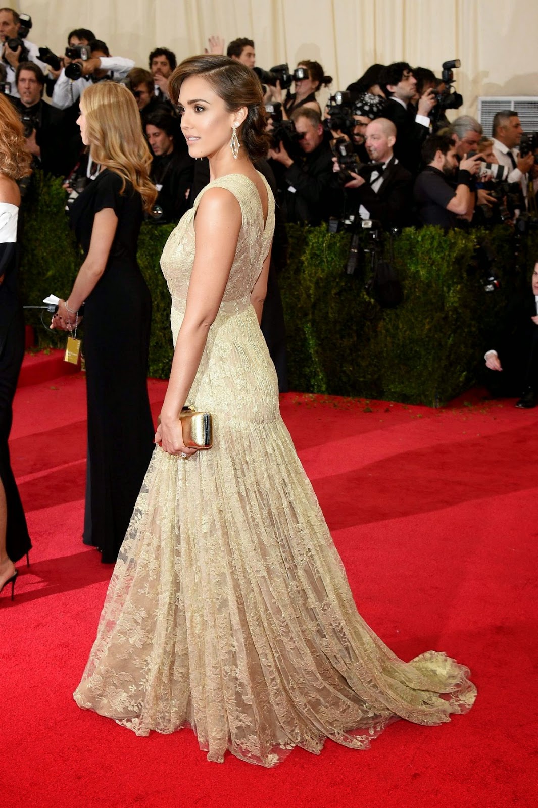 Jessica Alba in a flirty gold lace number at the 2014 Met Gala