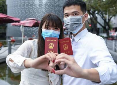 قبلات متبادلة بين عروسين بالصين قبلات متبادلة بين عروسين بالصين