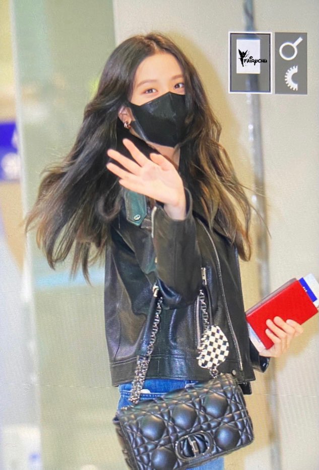 [연예] [사진]         오늘 공항출국한 귀여운 블랙핑크 로제와 지수 사진 모음 -  와이드섬