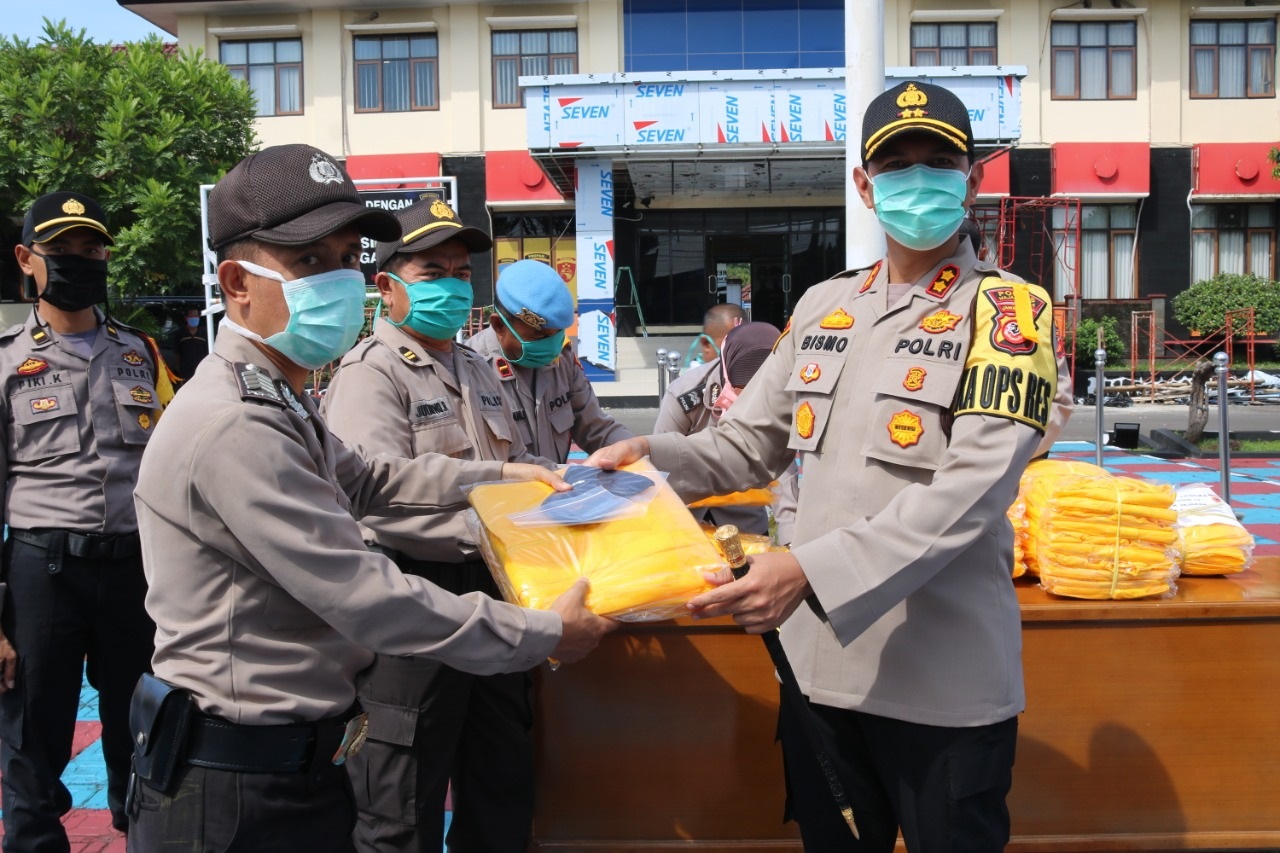 Kapolres Majalengka Polda Jabar Serahkan Bantuan Alat Cuci Tangan