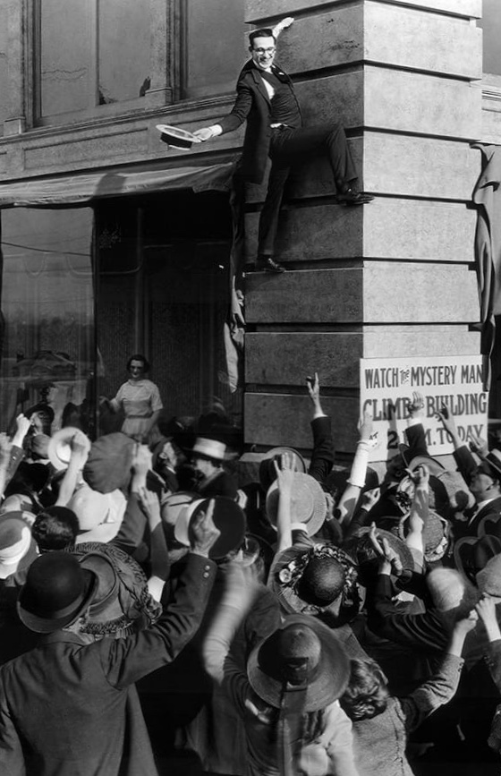 SAFETY LAST! (1923) Comic Book and Movie Reviews