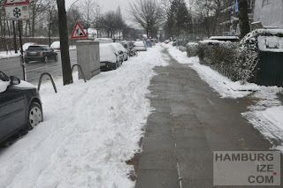 © hamburgize.com / Stefan Warda - "Geräumter Radweg" Fake-Winterdienst: "Geräumter Radweg" Barmbeker Straße