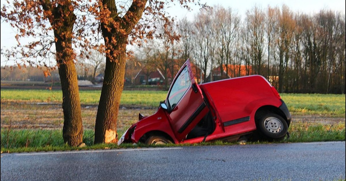 112 Regio Flitsen: Auto door gladheid tegen boom in Veenhuizen.