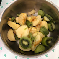 Morceaux de pommes et kiwis avant cuisson